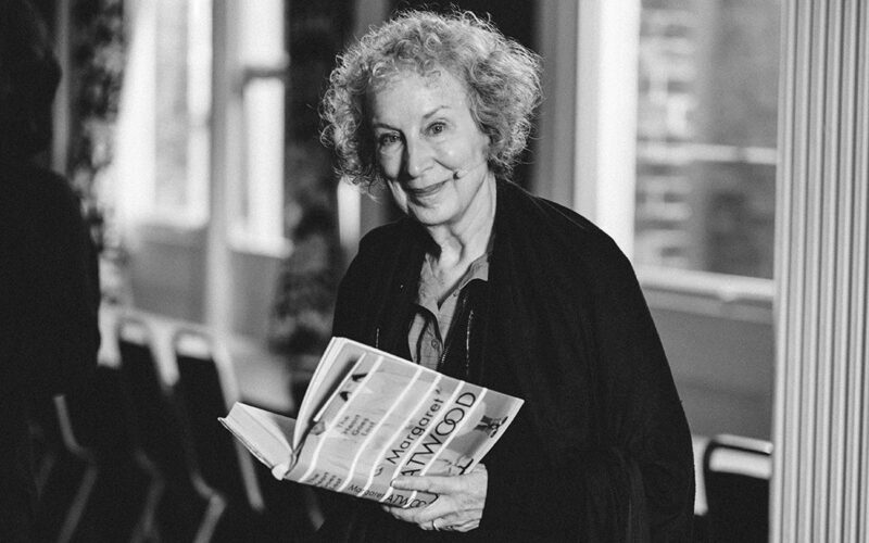 Leituras do Mês: O Distópico e o Real De ATWOOD e PUNTEL.