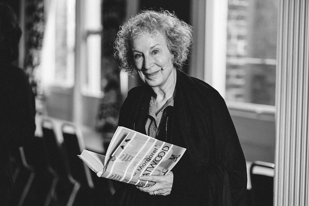 Leituras do Mês: O Distópico e o Real De ATWOOD e PUNTEL.