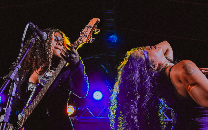 Bastidores do Iris Negra no Rock na Calçada: a força da bruxa e o grito político no festival